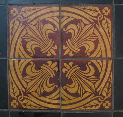fleur-de-lys tile motif